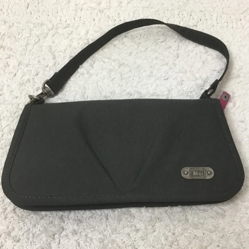 EUC REI Belltown Wristlet Clutch Wallet in Charcoal